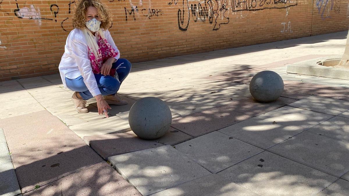 Amparo Folgado, junto a baldosas levantadas