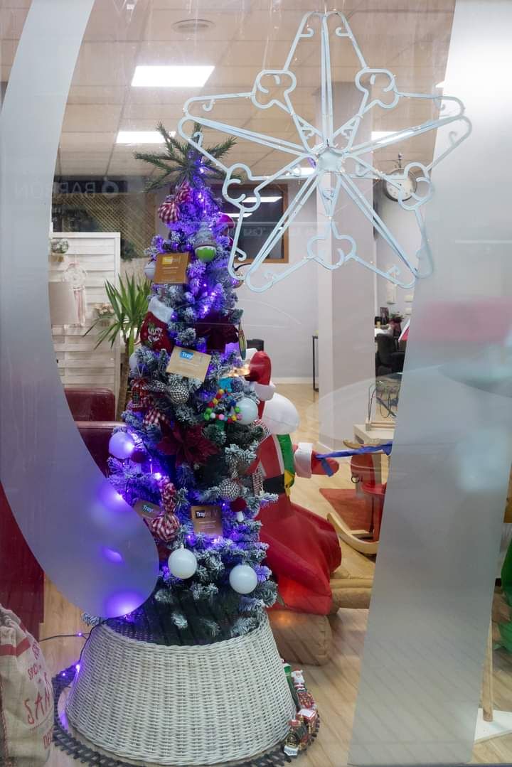 Los escaparates de Llanera también se visten de fiesta: así son las propuestas para el concurso de Navidad