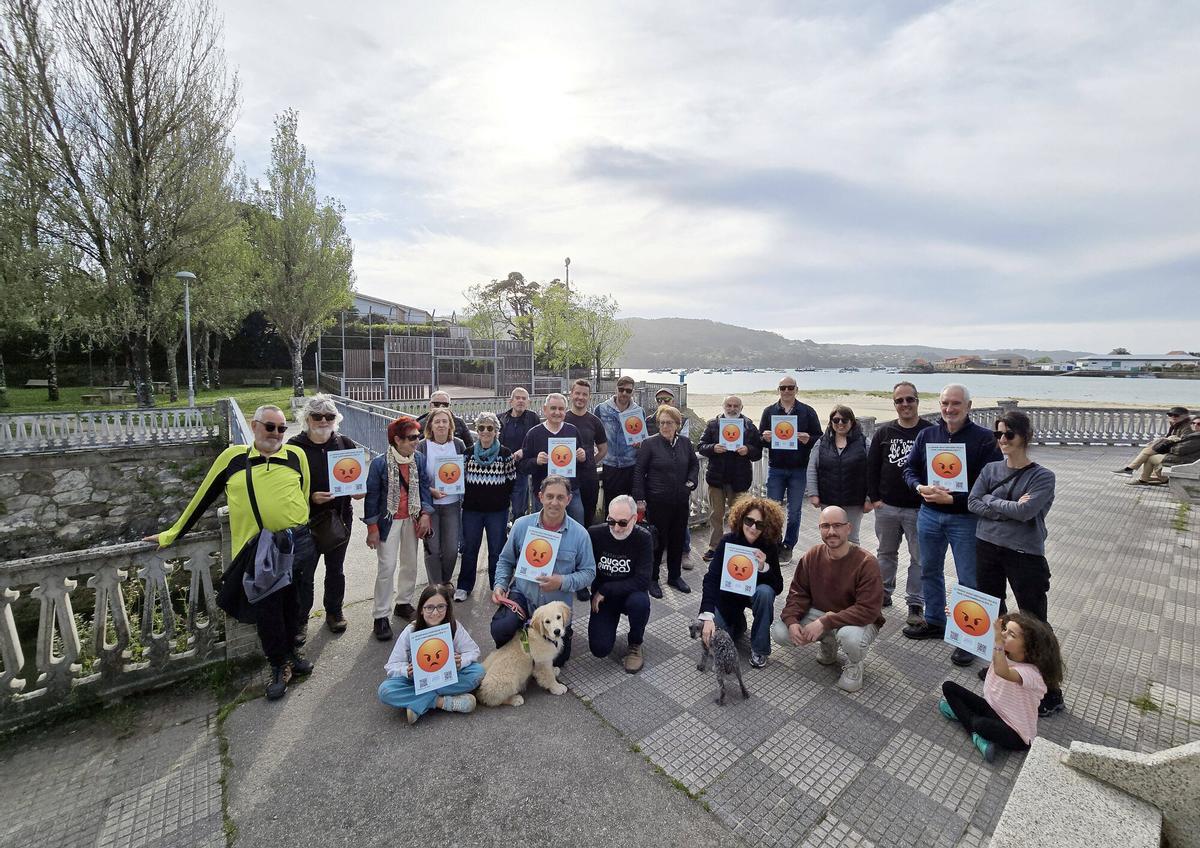 La Plataforma Augas Limpas convocó este viernes una concentración y protesta para colocar carteles advirtiendo de los vertidos de fecales a la ría de Aldán