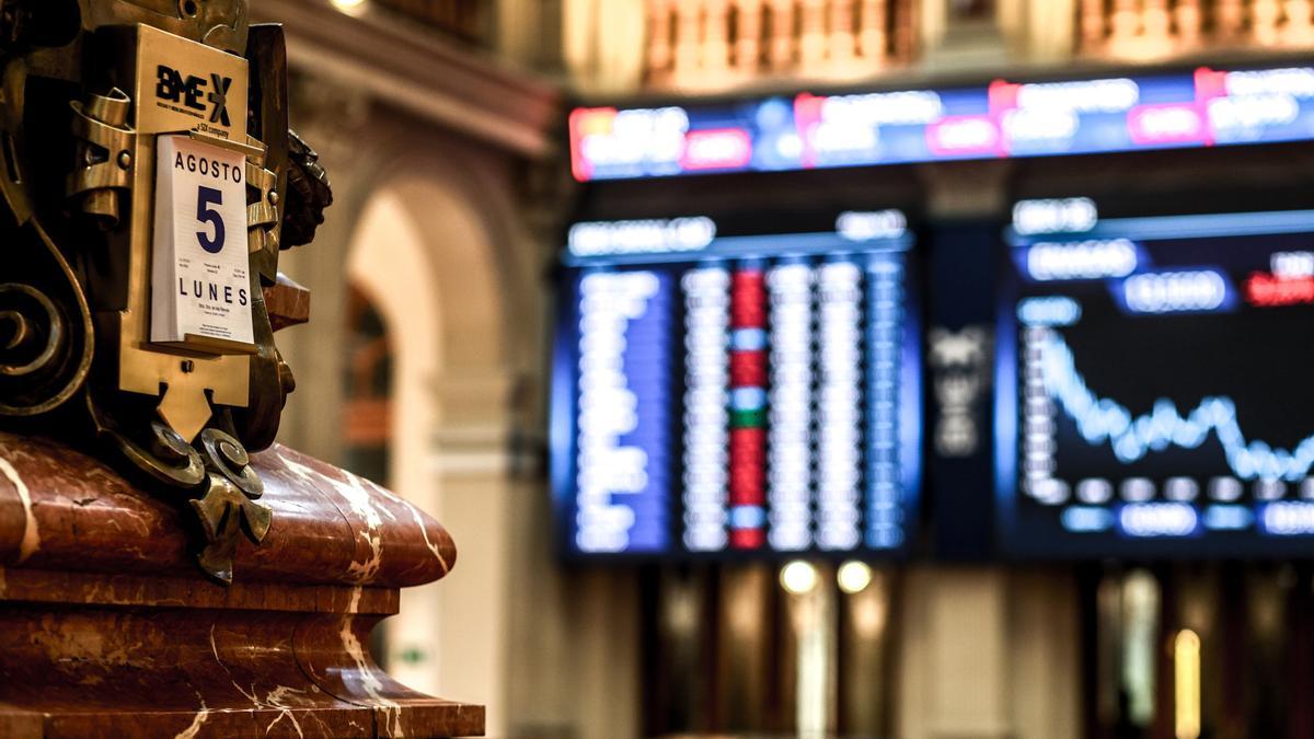 Calendario del día de hoy en el Palacio de la Bolsa de Madrid, a 5 de agosto de 2024, en Madrid (España).