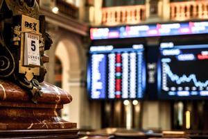 Calendario del día de hoy en el Palacio de la Bolsa de Madrid, a 5 de agosto de 2024, en Madrid (España).