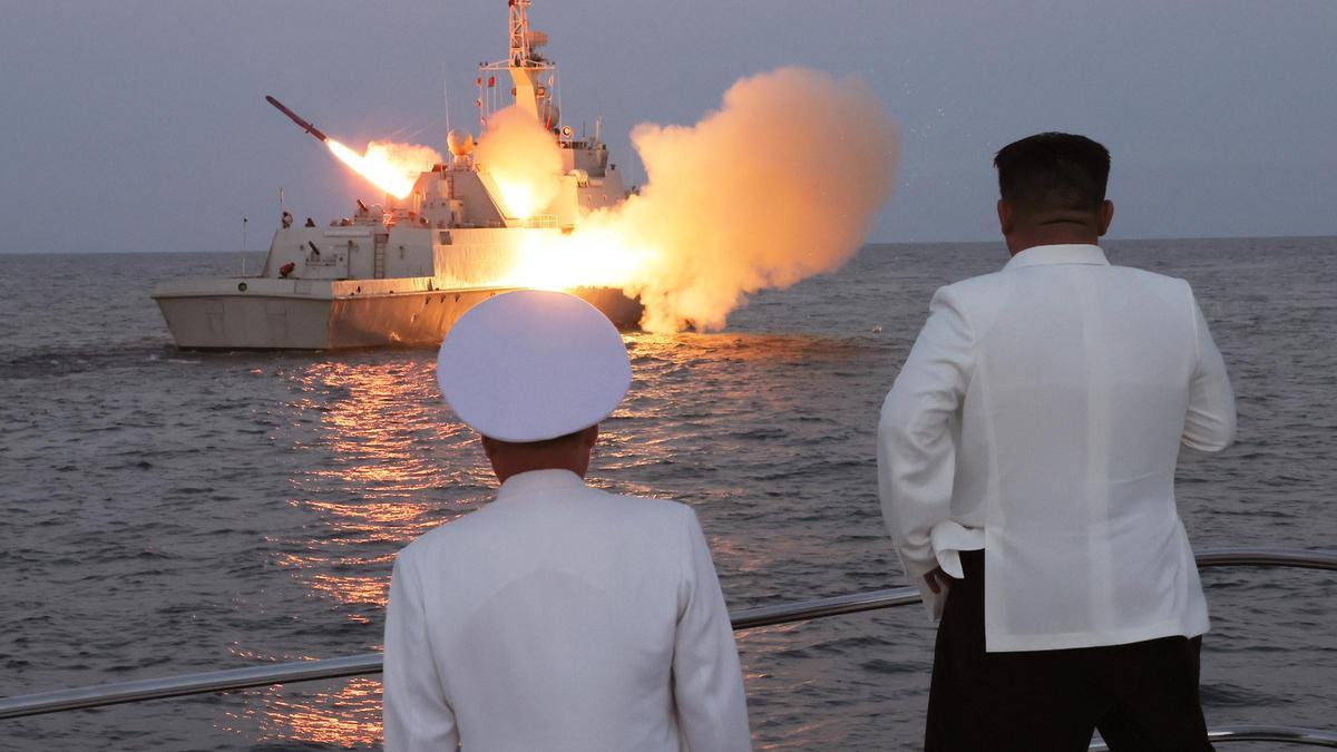 El líder de Corea del Norte, Kim Jong-un, observa el lanzamiento de un misil desde una patrullera.