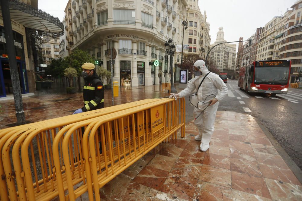 La UME desinfecta la plaza del Ayuntamiento de València por el coronavirus