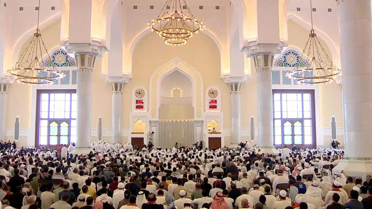 La gente en mesquita al-Wahhab en Doha en funeral de lider de Hamás