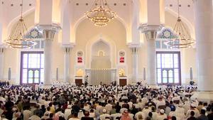 La gente en mesquita al-Wahhab en Doha en funeral de lider de Hamás