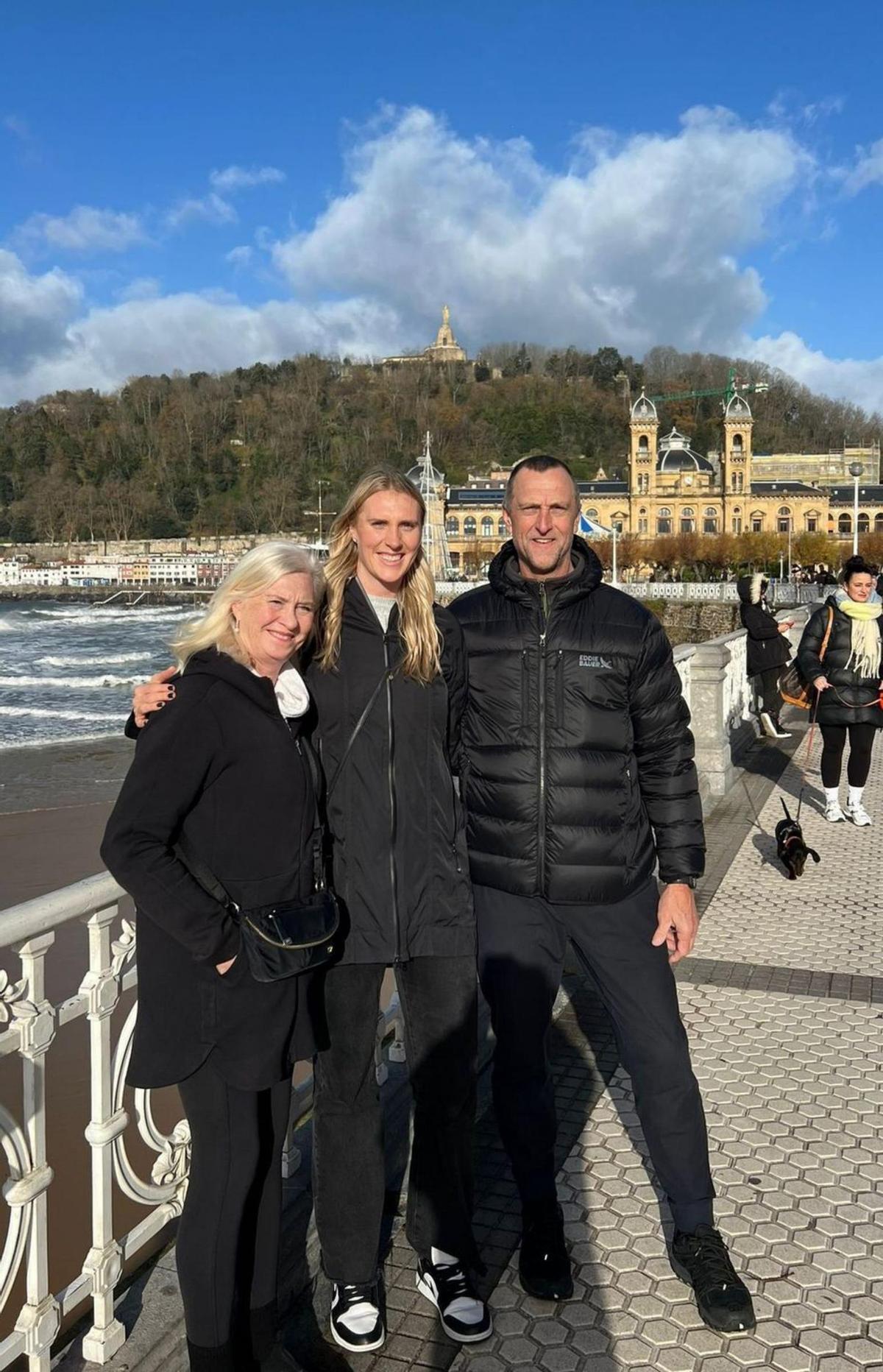 Samantha Cooper, con sus
padres en San Sebastián.
