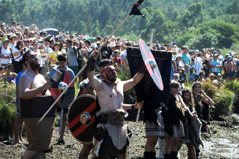 La recreación del desembarco se convierte en el acto central de la Romaría Vikinga