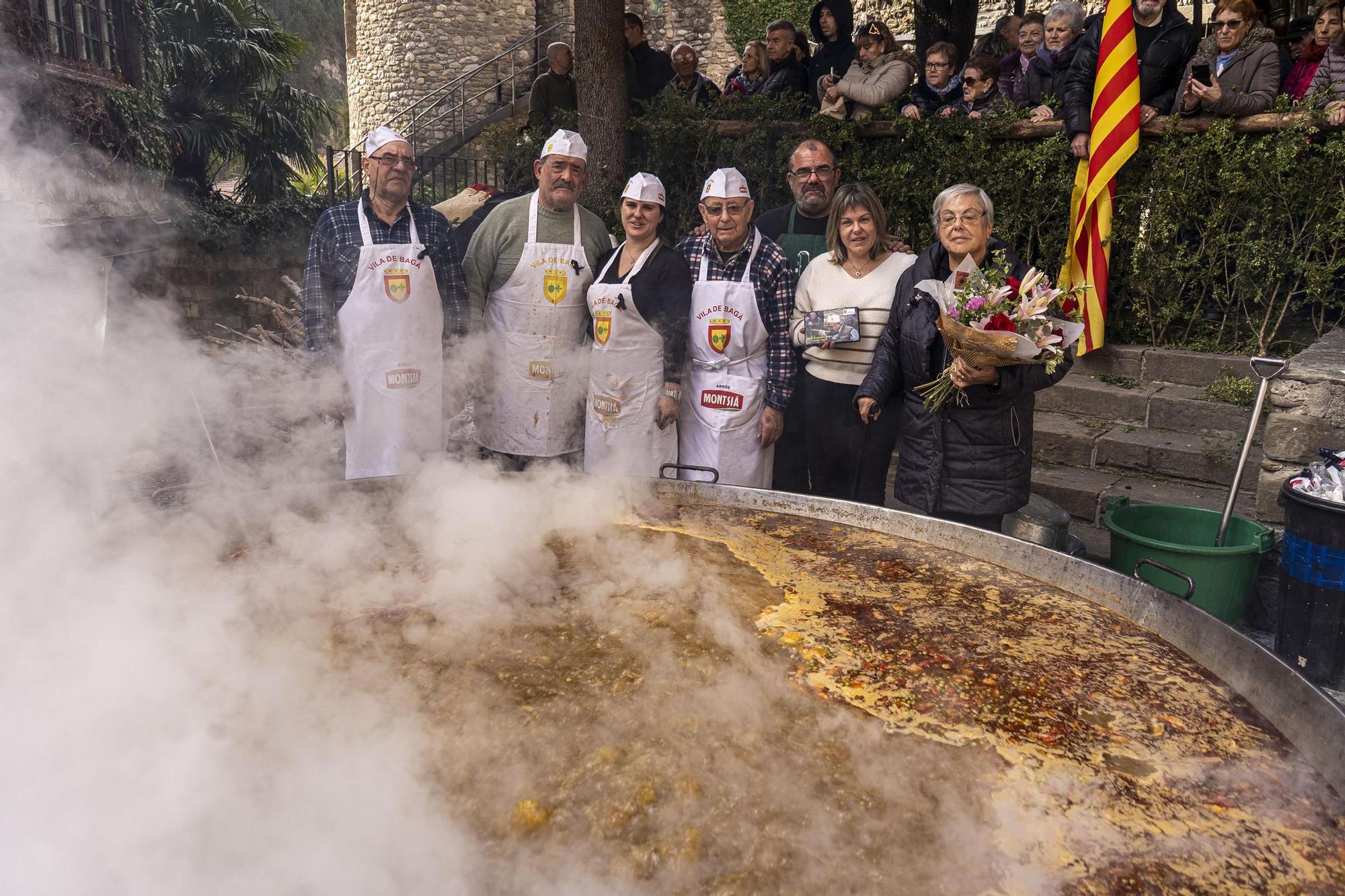 Bagà cuina el seu popular arròs per 2.500 persones