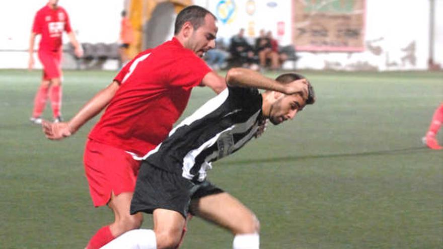 Yeray López e Ismael pugnan por un balón. | juan carlos castro