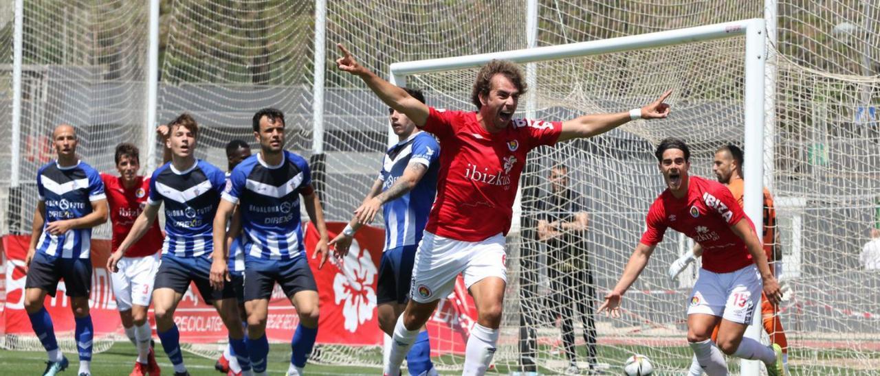 Jaume Villar, jugador del CD Ibiza, corre eufórico a celebrar su gol