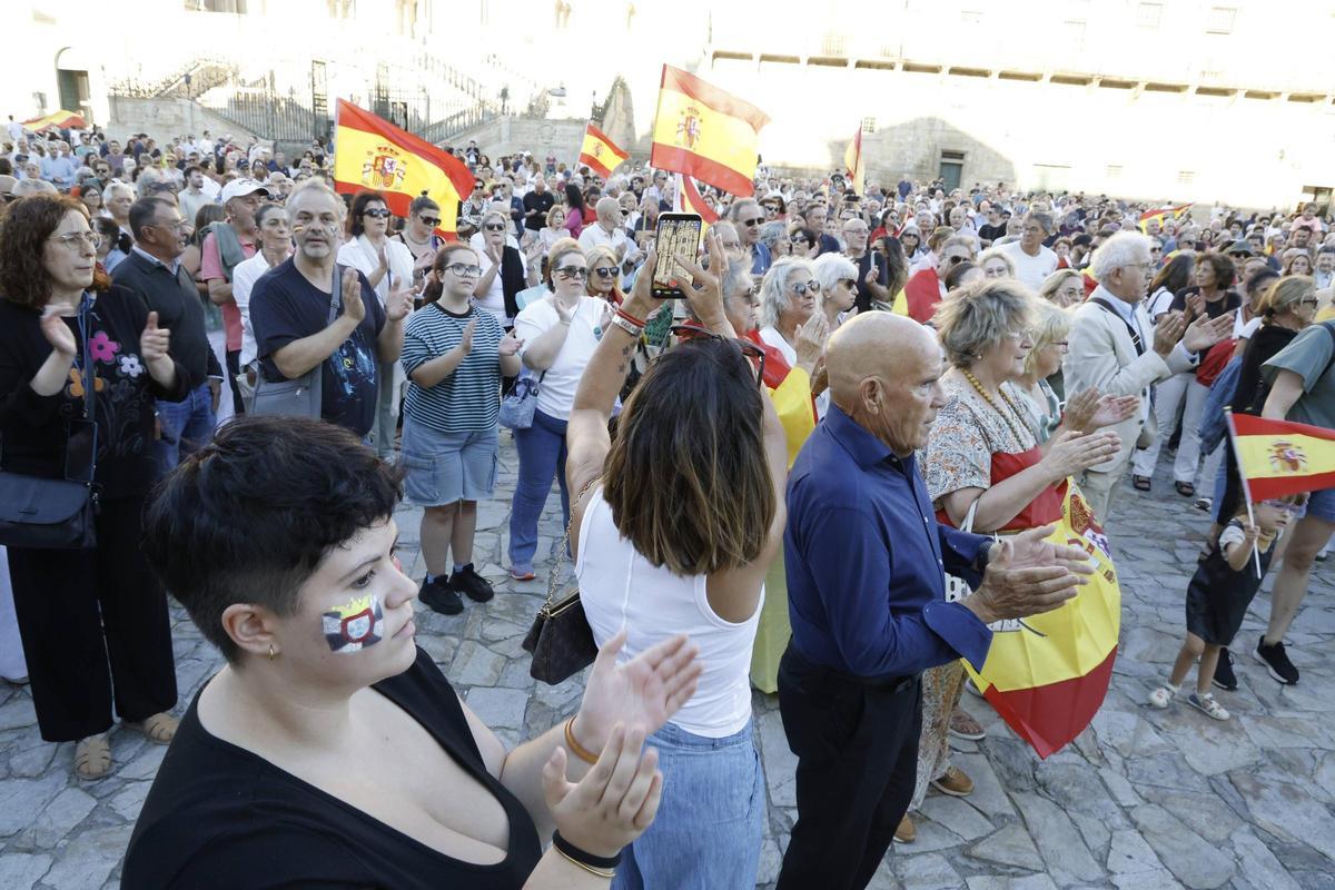 Cientos de personas se movilizan en Santiago para mostrar su apoyo a Ceuta Cientos de personas se movilizan en Santiago para mostrar su apoyo a Ceuta