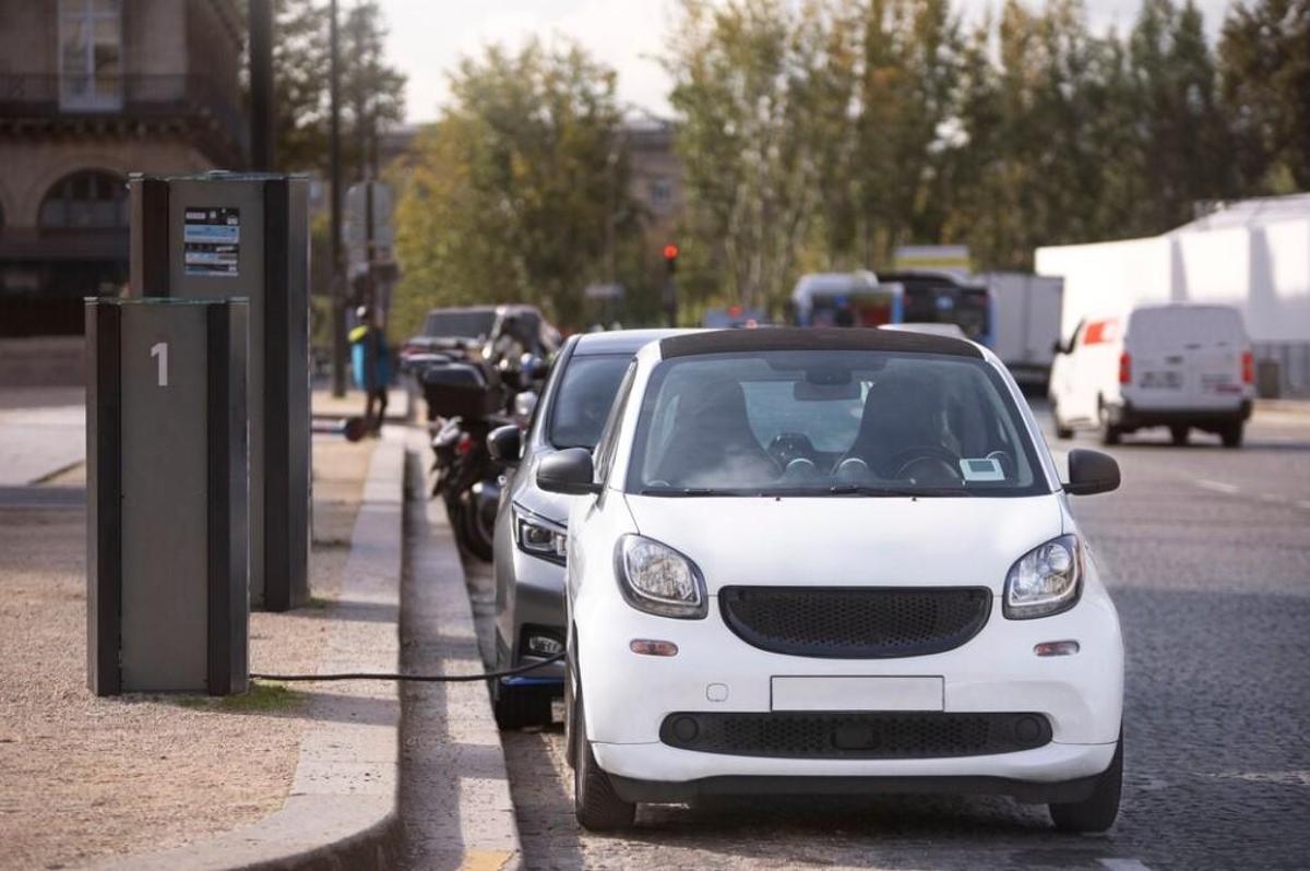 Estas son todas las situaciones en las que te pueden multar por aparcar mal tu coche
