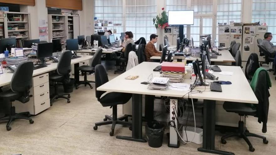 A la seu de Regió7 un equip reduït centralitza el dia a dia d&#039;una plantilla que ara opera telemàticament