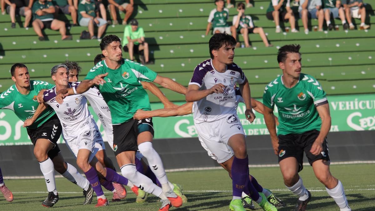 Varios jugadores de ambos conjuntos esperan un centro.