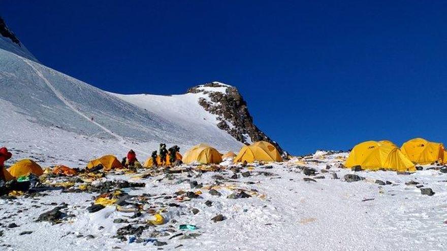 Un nepalí sube el Everest dos veces en una semana