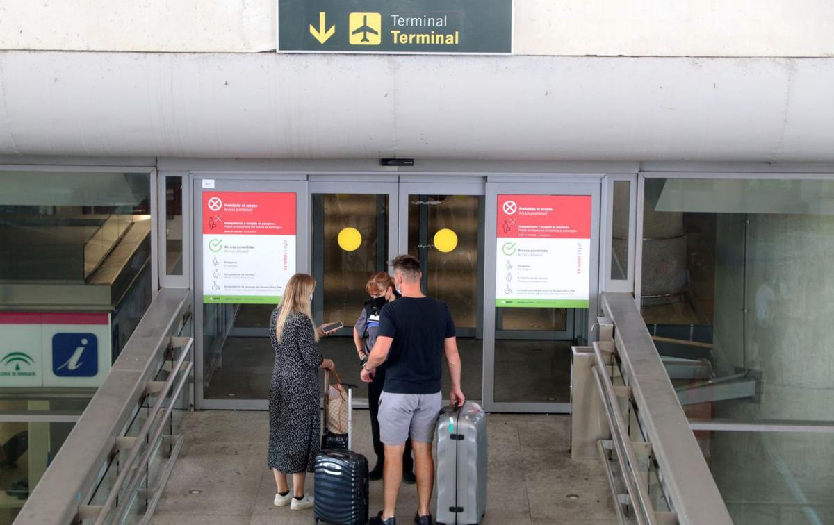 Viajeros en la zona de llegadas del aeropuerto. | ÁLEX ZEA