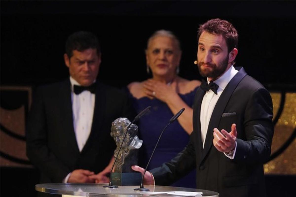 Dani Rovira, presentador de la gala, agradece el premio al actor revelación.