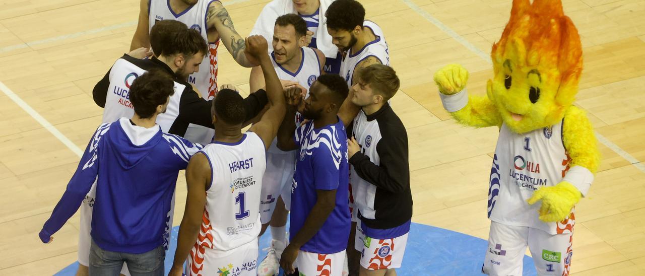 Pedro Llompart anima a la plantilla del HLA Alicante dentro de la cancha del Pedro Ferrándiz