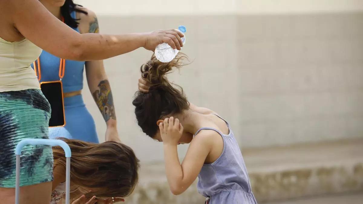 Padres y docentes se quejan del estrés térmico que sufren los alumnos en las aulas andaluza.