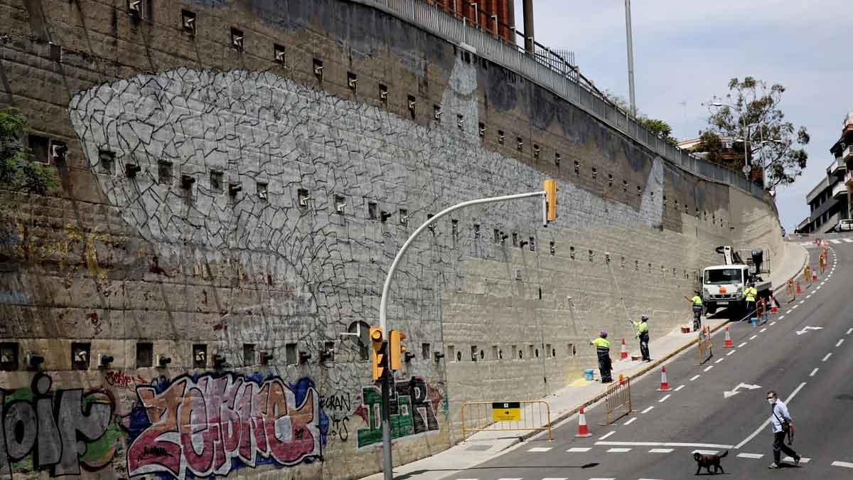 Borrado el mítico grafiti del Tiburón capitalista del Carmel de Barcelona