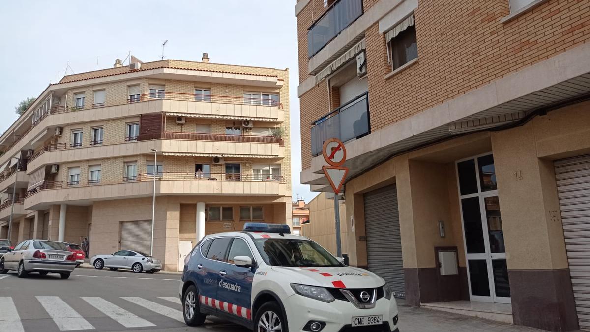 Un cotxe dels Mossos al carrer Pere Vilella en el marc de l&#039;operatiu, molt a prop del carrer Bernat de Cabrera