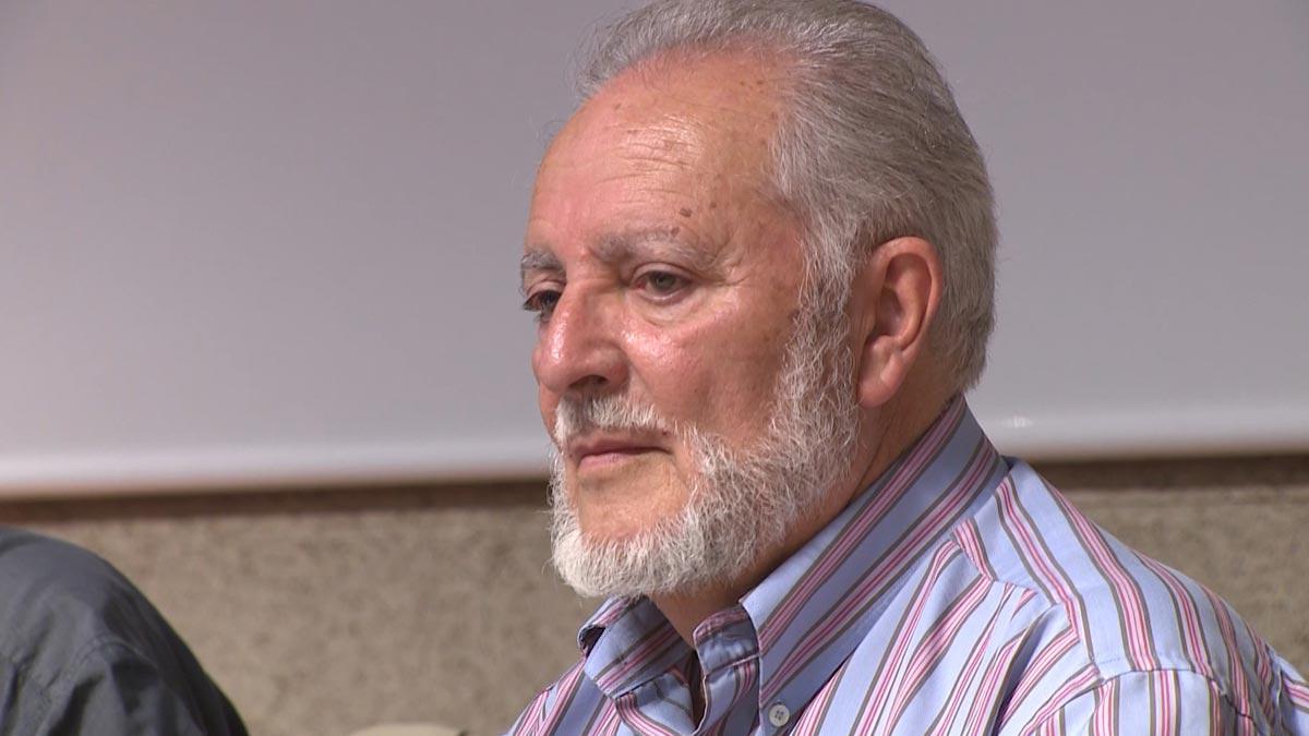 El histórico dirigente de IU y ex alcalde de Córdoba, Julio Anguita, ha fallecido este sábado a los 78 años de edad después de que hace una semana fuera ingresado en estado crítico en la Unidad de Cuidados Intensivos (UCI) del Hospital Reina Sofía de Córdoba tras sufrir una parada cardiaca.