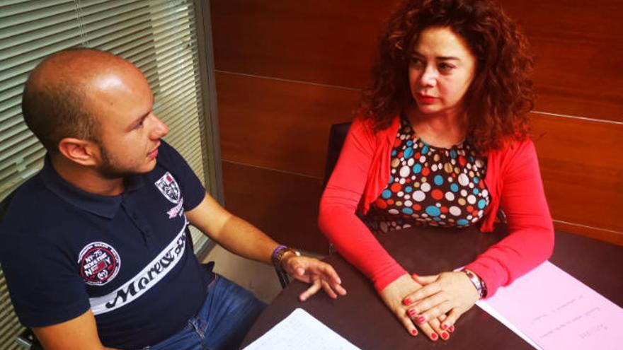 Alekai Hi, secretario general de la Asociación Transgirls Canarias, durante la reunión con la adjunta de Igualdad de la Diputación del Común, Beatriz Barrera