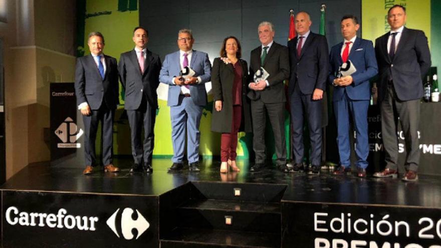 De izquierda a derecha: Manuel Torreglosa Pérez, Director de Operaciones Institucionales Zona Sur Carrefour, Hugo Parra Cañas, Director Regional Suroeste Carrefour, José Espina Rosado, Presidente de Bodegas Privilegio del Condado, Carmen Crespo Díaz, Consejera de Agricultura, Ganadería, Pesca y Desarrollo Sostenible de la Junta de Andalucía, Francisco Ramos Velasco, Presidente Coop. Virgen de los Remedios (Iznalloz), Gaspar Noguera Madrid, Director Regional Sureste Carrefour, Francisco Belmonte Méndez, Presidente de Biosabor y Alejandro Puig Rubio, Director Regional Minis Sur Carrefour