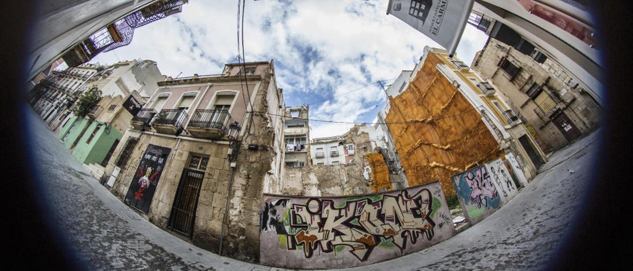 Reflejo de un bloque de apartamentos turísticos en la paralela de la calle Toledo.