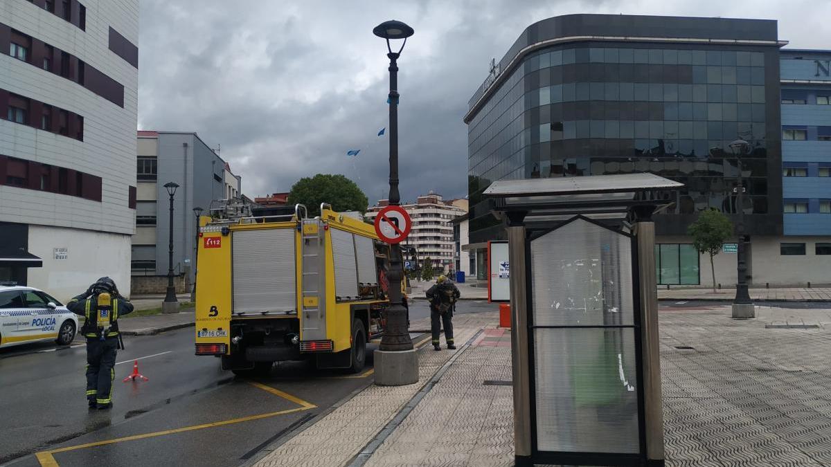 Los bomberos en la zona del suceso.