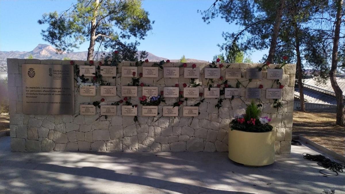 Monolito, homenaje a los 26 fusilados por el franquismo en las inmediaciones del cementerio de Monóvar.