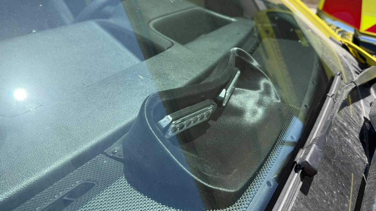 Pieza de plástico del salpicadero de una ambulancia de Ibiza deformada por el calor.