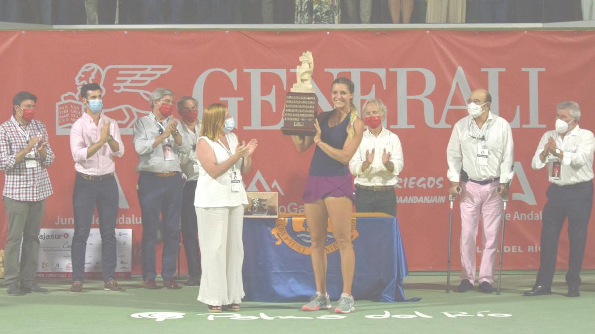 Rebeka Masarova, con  el trofeo de campeona del Open Generali Ciudad de Palma del Río de tenis.