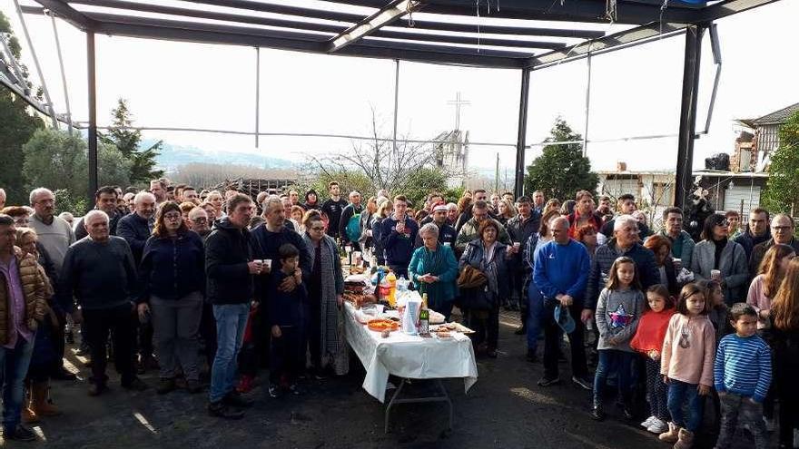 Vecinos de Paramos celebraron el domingo una comida protesta en la zona cero de Paramos. // J.B.