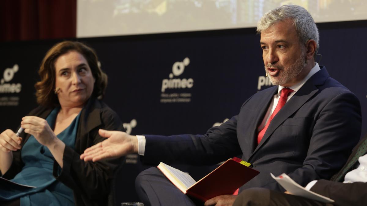 Jaume Collboni, con Ada Colau de fondo, en un debate electoral este mayo
