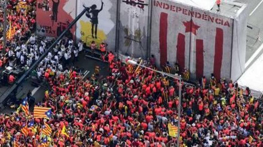 La manifestació independentista, a Palau Reial, disposada a tombar «els murs» que impedeixen acomplir la República