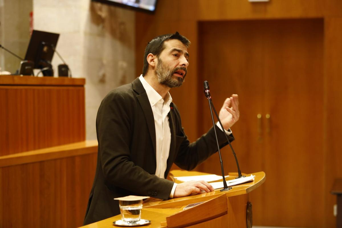 Álvaro Sanz (IU), durante una de sus intervenciones este jueves en el pleno.