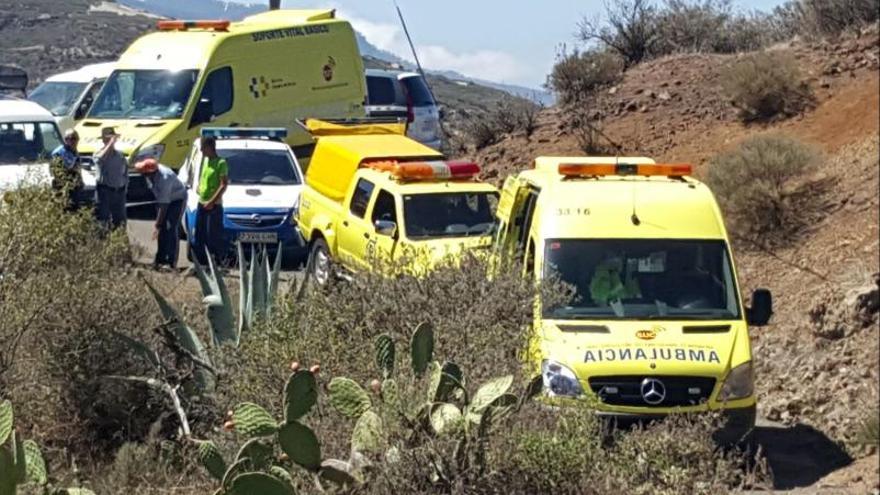 Un coche cae por un desnivel en Gáldar