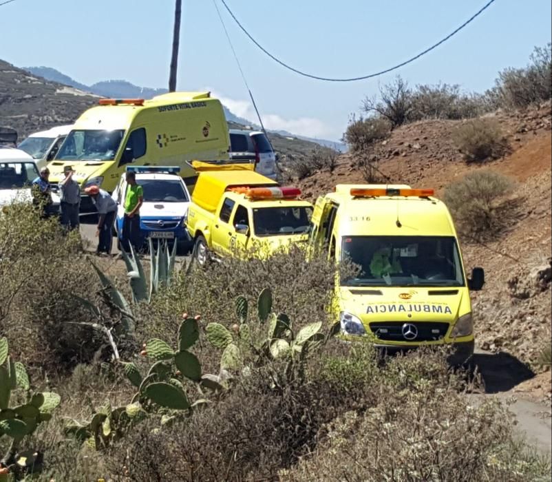 Un coche cae por un desnivel en Gáldar