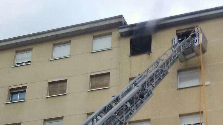 La escalera de un camión de bomberos en Núñez de Balboa.