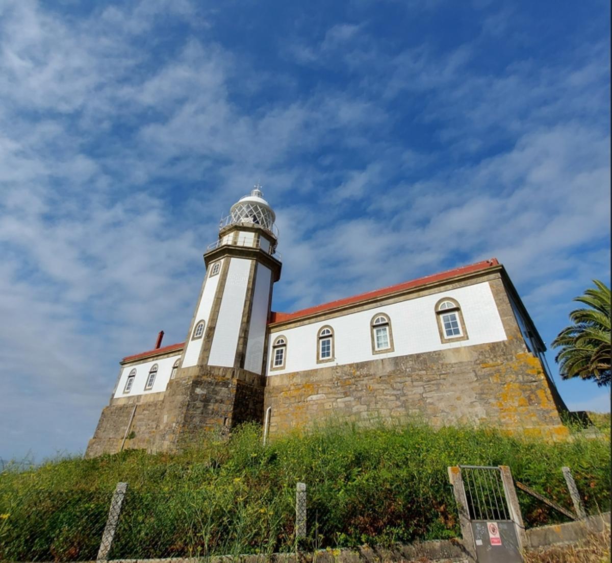 Una vista del faro de Ons, situado en el Alto do Cucorno.