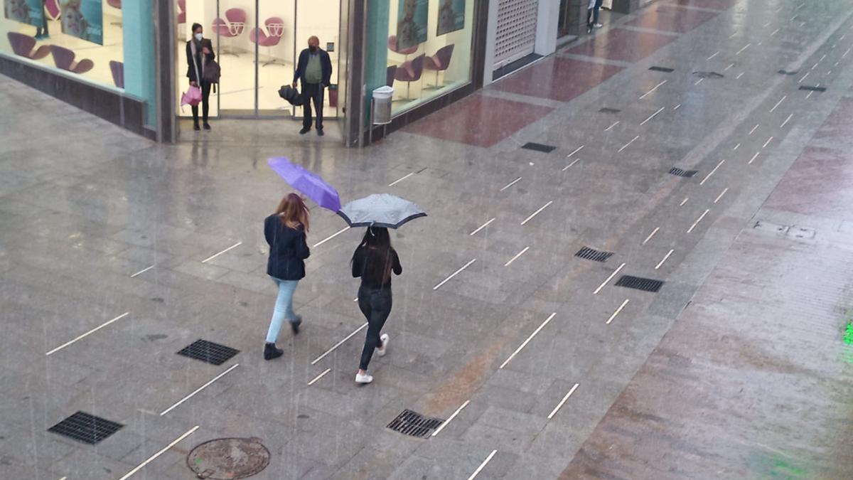 Una imagen de la lluvia que cae esta tarde en Elche