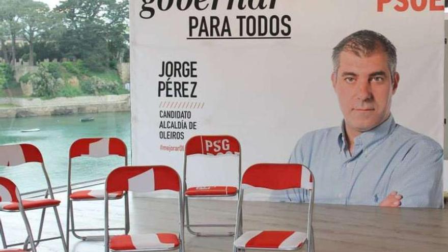 Sillas tapizadas con antiguas pancartas del PSOE, momentos antes del acto de presentación el pasado abril.