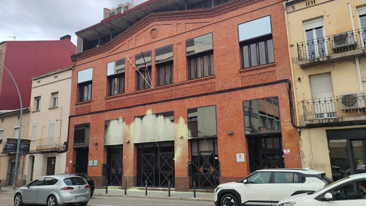 Bona part de la façana d'Ensenyament a la Catalunya Central estava pintada de groc, aquest divendres
