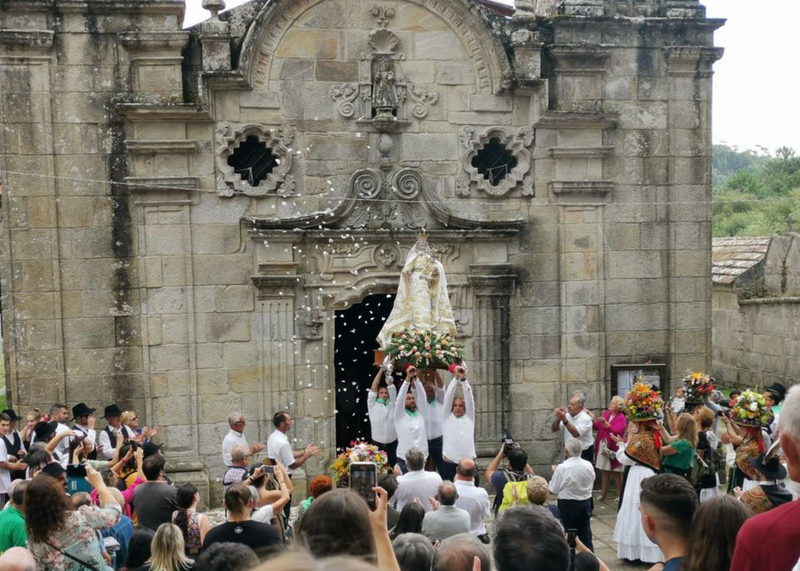 Momento en el que se alza la Virgen.  | 