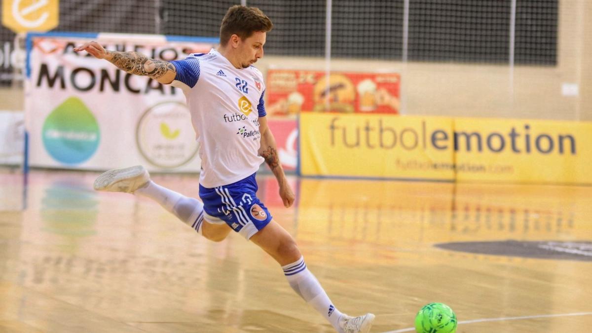 Jamur golpea el balón durante un partido de la pasada temporada.