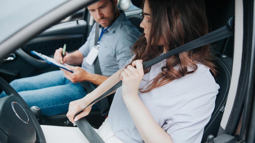 Adiós a la mayoría de edad para ponerse a volante: la propuesta que bajaría la edad para sacarse el carnet