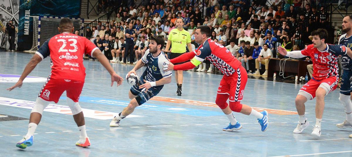 Santi en una acción ofensiva del duelo entre el Frigoríficos y el EON Alicante.