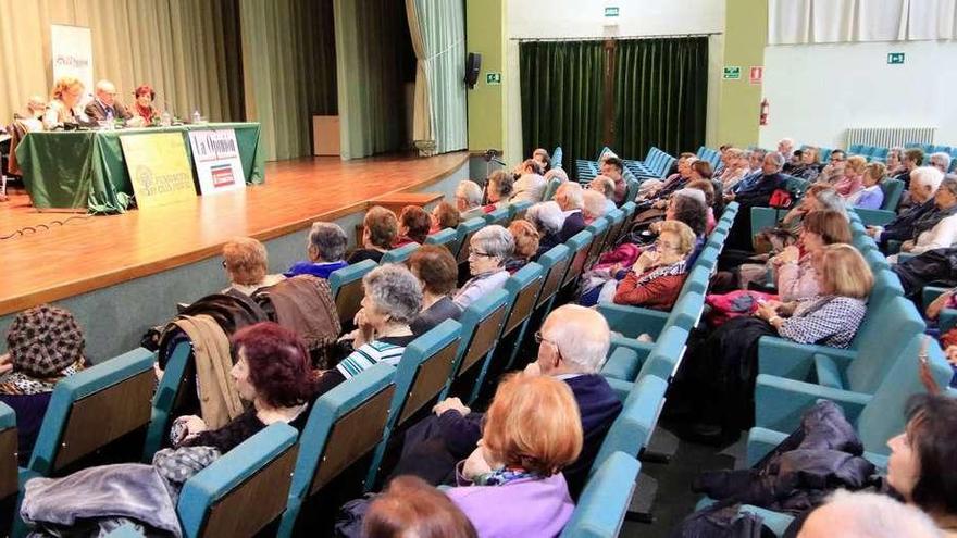 Los asistentes al acto escuchan la exposición del grupo literario Almena.