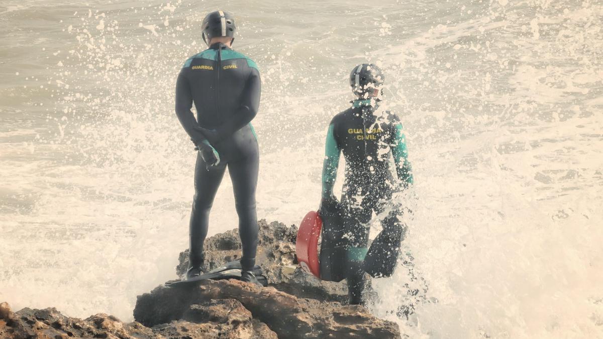 Imagen de la búsqueda por parte del grupo de actividades subacúaticas de la Guardia Civil este viernes